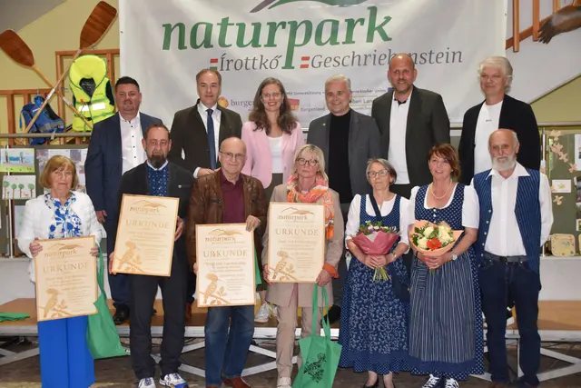 Gemeindeehrungen: Anneliese Schranz, Andreas Ringhofer, Emmerich Gager, Elvira Reschl, Reni Gossi, Sonja Kramelhofer und Engelbert Kenyeri (vorne); Michael Kefeder, Leonhard Schneemann, Anja Haider-Wallner, Christian Pinzker, Daniel Karaconyi und Joachim Radics (hinten) | Foto: MeinBezirk/Michael Strini