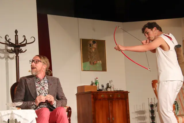 Der Pfeil von Amor (Jonas Raber) verfehlt sein Ziel, Thomas (Max Tödtling) staunt. | Foto: Martin Wurglits