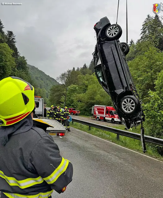 Per Kran wurde das Auto aus dem Bach geborgen. | Foto: FF Alkoven