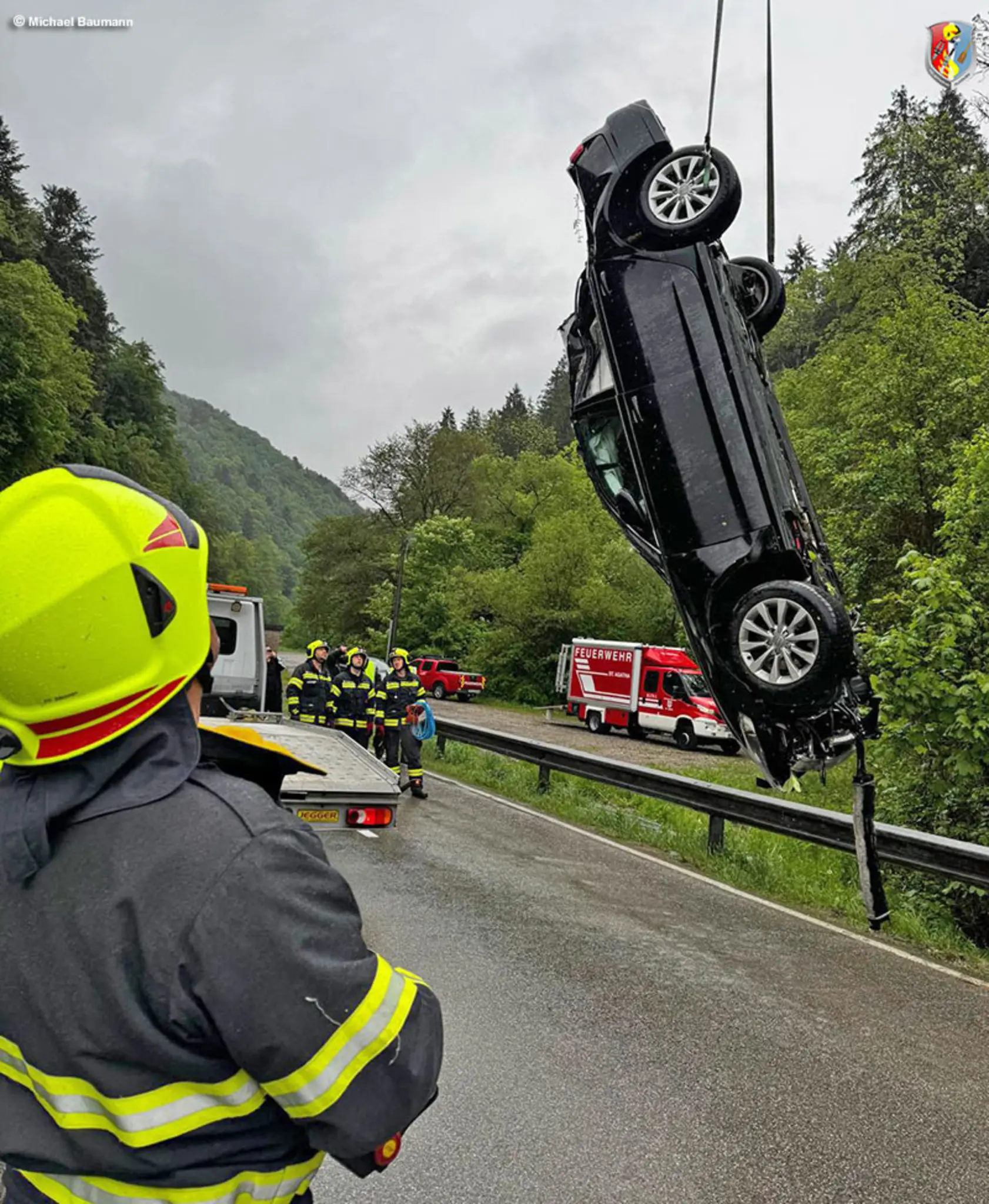 Accident in the Schlögen Bend: Drunk driver landed headfirst in the stream ...