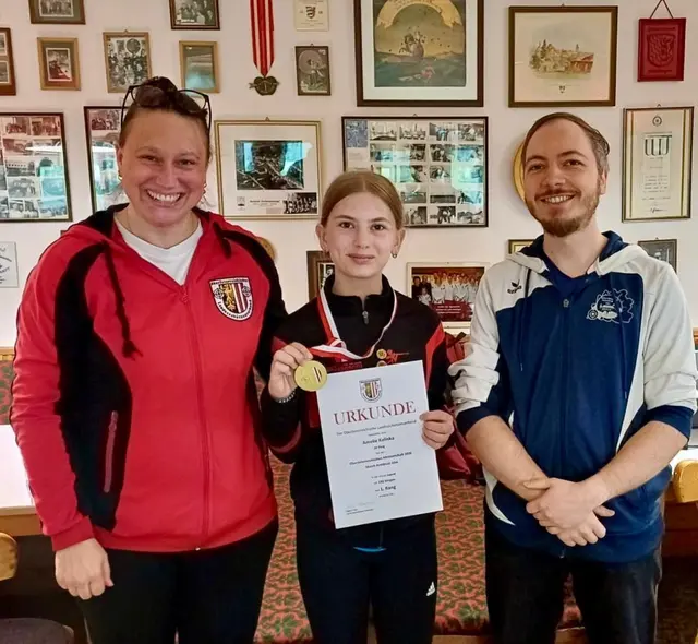 Goldmedaille für das große Jugend-Talent Amelie Kalinka, SV Perg, mit Regina Time und Sefan Ehrentraud, Oberschützenmeister SV Perg.  | Foto: SV Perg 