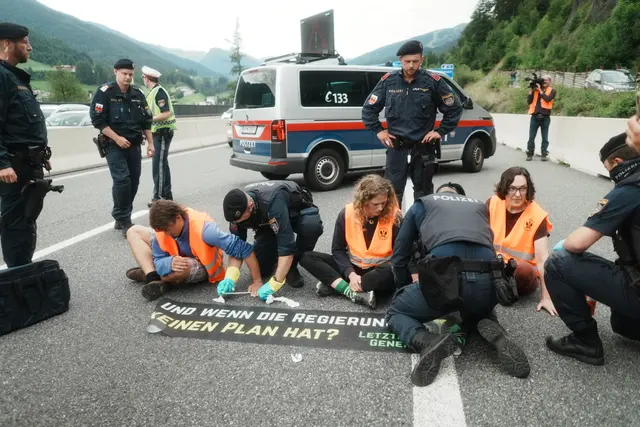 Die festgeklebten Aktivisten wurden von der Polizei befreit. | Foto: Letzte Generation Österreich