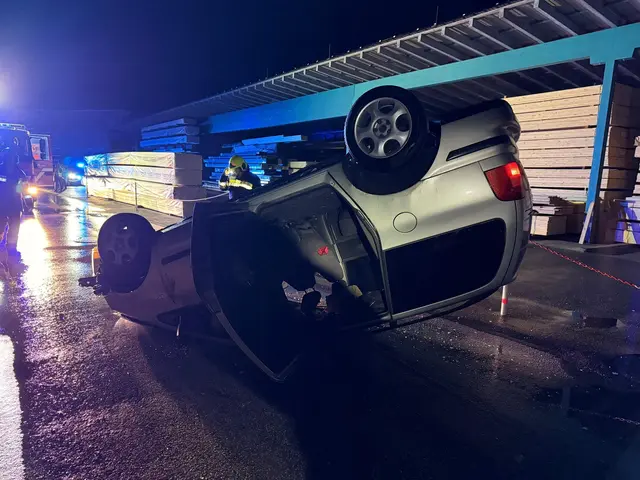 In der Nacht auf Samstag kam es in der Ruhmannstraße zu einem Fahrzeugüberschlag. | Foto: FF Krems