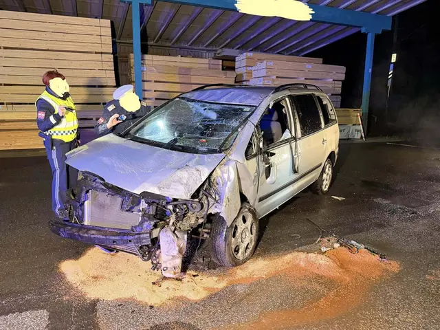 Das schwer beschädigte Fahrzeug wurde geborgen. | Foto: FF Krems