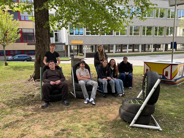 Stylisch und bequem: Die neuen „Upcycling“-Sitzmöbel im Schulhof bei der Mittelschule Völkermarkt. | Foto: MeinBezirk.at/Petra Lammer