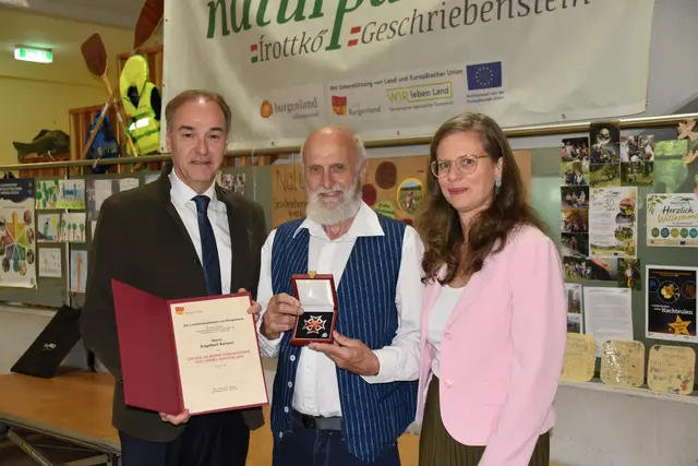 Großes Silberne Ehrenzeichen des Landes Burgenland für den Obmann: Landesrat Leonhard Schneemann, Engelbert Kenyeri und Landeshauptmann-Stellvertreterin Anja Haider-Wallner | Foto: MeinBezirk/Michael Strini