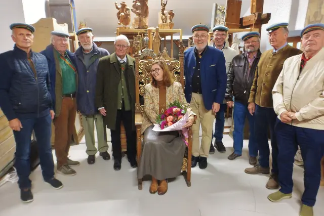 Illyria-Mitglieder im  AdlhartARCHIV mit Eva Maria Adlhart-Kaindl und "Tennengauer Couleur Club“-Leiter Robert Hallinger (links) sowie Michael Neureiter, Ehrensenior der Illyria (5. von links). . | Foto: Illyria/Raimund Lang