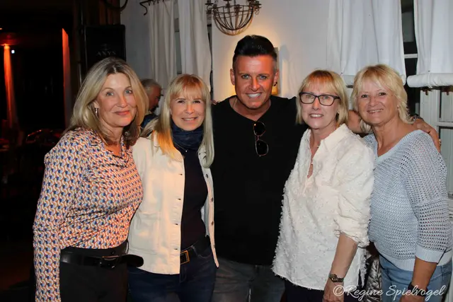 Sonja, Renate, Brigitte und Erika freuten sich über ein Foto mit Pete Art.