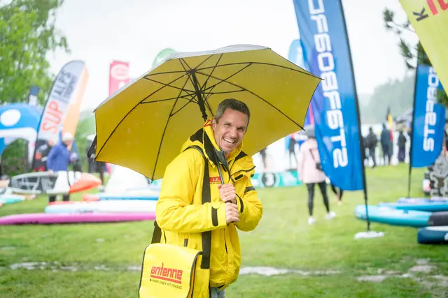 Auch bei der Antenne Kärnten gilt: Es gibt kein schlechtes Wetter, es gibt nur schlechte Marketing-Kleidung. | Foto: Bernhard Knaus 