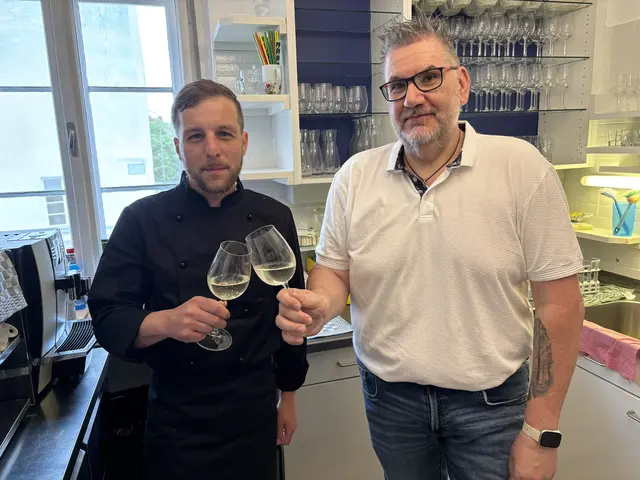 Florian Peterl aus Siegendorf und Johannes Schwarcz-Enzinger aus Eisenstadt eröffneten ihr Kaffeerestaurant in Eisenstadt.  | Foto: Stefan Schneider/MeinBezirk