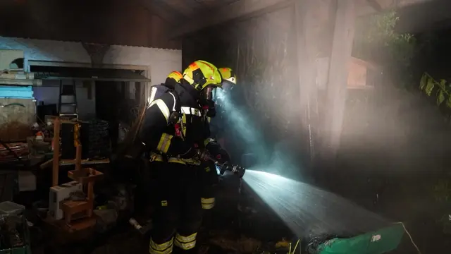 Unter schwerem Atemschutz wurde der Brand rasch bekämpft. | Foto: DOKU-NÖ