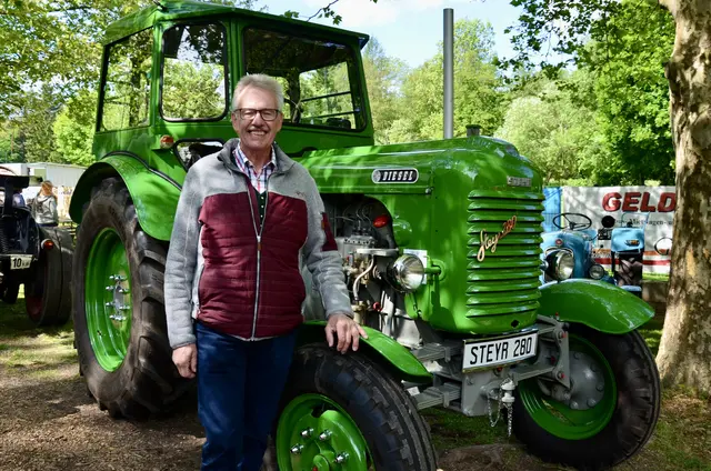 Auch Christian Glatzl präsentierte stolz seinen Oldtimer. | Foto: Elisabeth Peinsipp