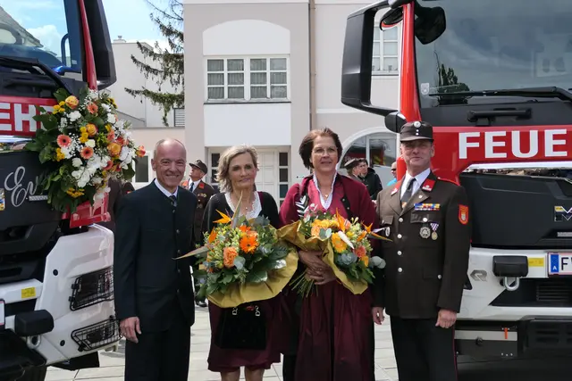 Bürgermeister Andreas Ramharter, Patin Eva Ramharter, Patin Sabine Cais und Walter Cais | Foto: Jona Brodhagen