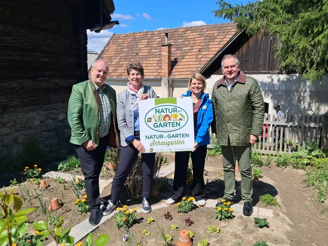 Alfred Schwarz (Vizebgm. und Verantwortlicher für das Museumsdorf), Martina Laschtowicka (geschäftsführende Gemeinderätin), Petra Hirner (Natur im Garten), Franz Dinhobl (Landtagsabgeordneter). | Foto: Binder
