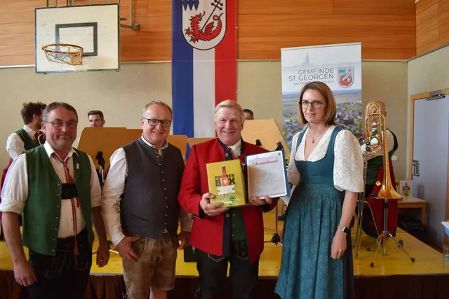 Alois Wiesbauer erhielt die Ehrennadel in Gold | Foto: Gemeinde St.Georgen