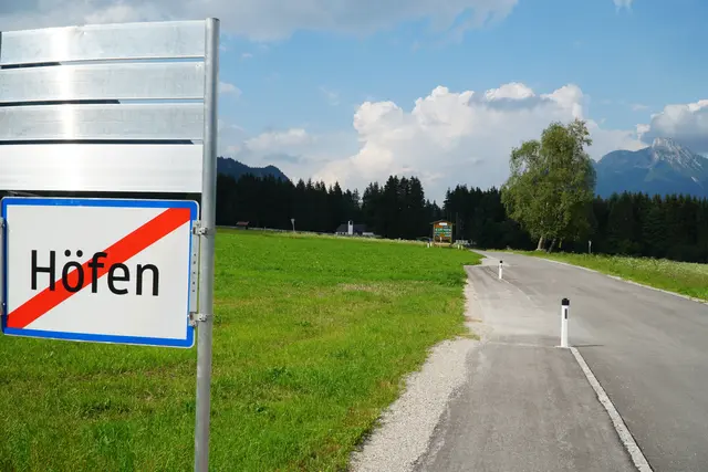 Für einen Polizeieinsatz sorgte am Samstag ein 17-Jähriger in Höfen: er widersetzte sich Polizeibeamten und attackierte mehrere Personen. (Archivbild) | Foto: Reichel
