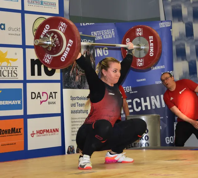 Lena Raidel (Union Lochen) mit 85 kg Reißen.

Foto: Conny Högg