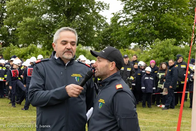 Kommandant Rauchenwarth - Daniel Kolber spricht stolz über die Leistungen seiner Jugend mit Bürgermeister Martin Kolber. | Foto: cine-motion.at / R. Ivanek