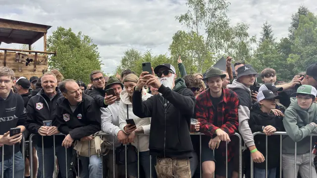 Schwabler Gerhard mit den Fans am Pibersteinersee. | Foto: Viktoria Leinfellner