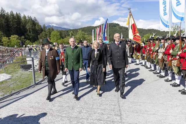 Auch Innenminister Gerhard und Verteidigungsministerin Klaudia Tanner waren neben Tirols Landeshauptmann Anton Mattle und Südtirols Landeshautpmann Arno Kompatscher anwesend. | Foto: BTSK / Matthias Sedlak