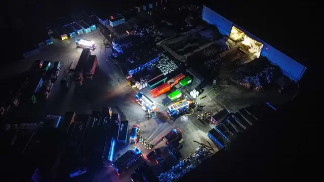Brandmelder hatten in einer Lagerhalle am Gelände des Entsorgungsbetriebes in Pinsdorf Alarm geschlagen. | Foto: laumat/Matthias Lauber