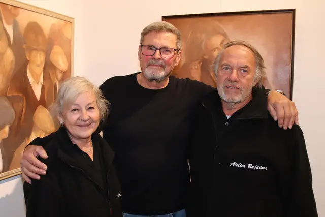 Maler Karl Körrer flankiert von den Galeristen Erika und Wolfgang Kober. | Foto: Manfred Wlasak
