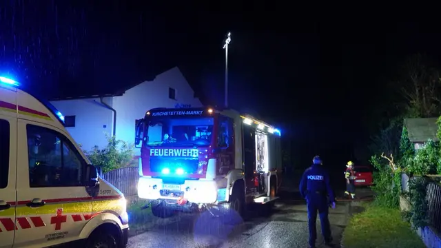 Mehrere Feuerwehren standen in der Nacht auf Samstag bei einem Carportbrand in Kirchstetten im Einsatz. | Foto: DOKU-NÖ