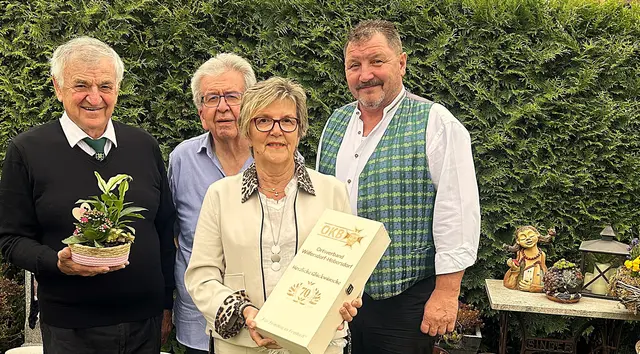 ÖKB-Kassier Erich Wallisch, Gatte Leopold und Jubilarin Herta Schneider und ÖKB-Obmann Josef Kohzina.