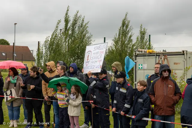 Fangruppen für die einzelnen Bewerbsteilnehmer unterstützen mit Schildern, lauten Zurufen und Anfeuerungsrufen. | Foto: cine-motion.at / R. Ivanek