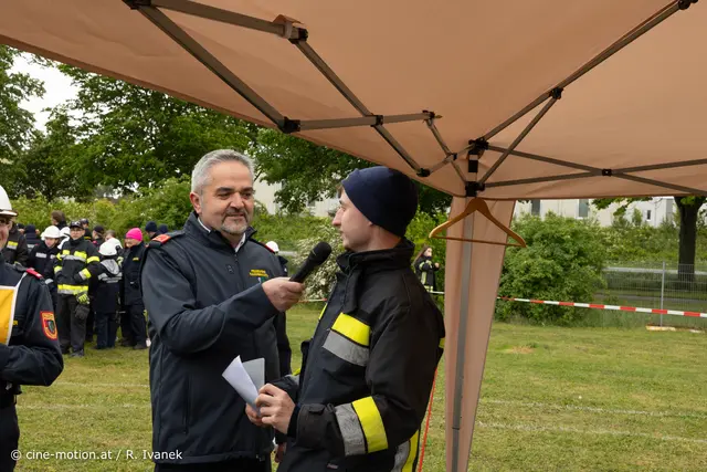 Elias Wehofer wird nach seine Zeitschätzung für die Gruppe gefragt, die antritt. | Foto: cine-motion.at / R. Ivanek