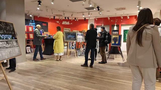 Zur Eröffnun am 15. Mai fanden sich Gäste aus Kunst und Kultur ein, aber auch viele Passanten fühlten sich angesprochen und besuchten die Ausstellung:
 | Foto: Stefanie Moritz