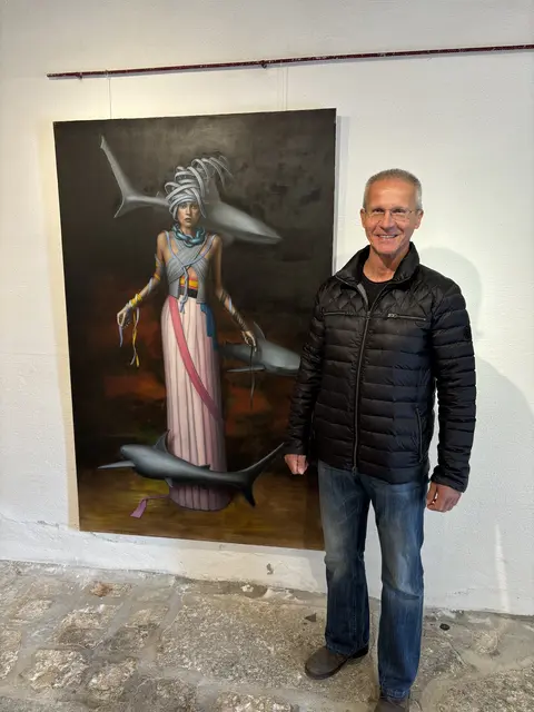Der Künstler vor einem zentralen Werk seiner Ausstellung | Foto: Lukas Leidenfrost