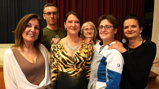 Rock and Pop Night in Echsenbach: Sängerin Elisabeth Viktoria Koller alias Lisa Viky (3.v.l.) mit ihren Fans Sonja Traxler, Daniel Waidmann, Anna und Anita Kühn sowie Petra Reisinger (von links). | Foto: Franz Fichtinger