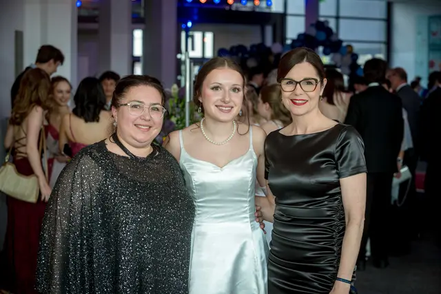 Sorgten für einen perfekten Ball: Ballkomiteemitglieder Larissa Schneider, Maria Cloer und Alexandra Eder.