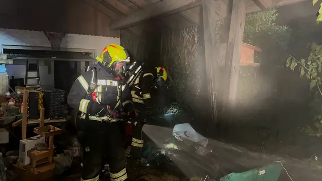 Die FF Kirchstetten begann unmittelbar nach dem Eintreffen mit den Löscharbeiten. | Foto: DOKU-NÖ