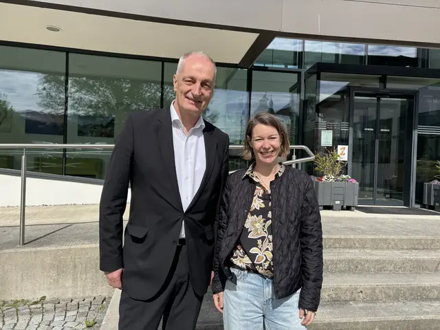 Der Bürgermeister von Altenmarkt Josef Steger und Vizebürgermeisterin Nicole Trojer vor dem Gemeindeamt. | Foto: Emanuel Hasenauer
