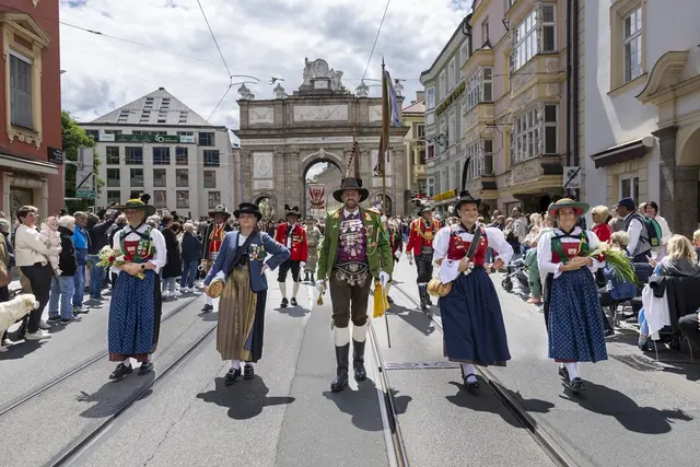 Im Anschluss zog der Festumzug durch Innsbruck. | Foto: BTSK / Matthias Sedlak