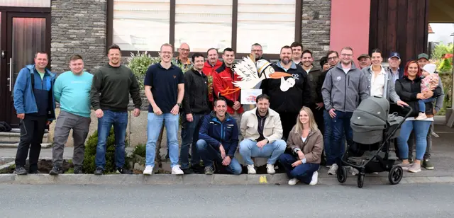 Die zahlreichen Gratulanten mit dem Feuerwehrstorch. | Foto: FF Groß Siegharts