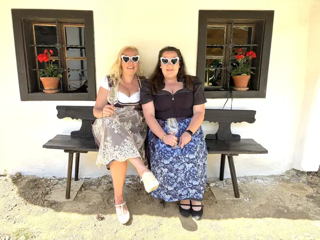 Die Freundinnen Susanne Dunst (links) und Katharina Schober haben sich zu dem Influencer-Duo "Uhudlerschwestern" zusammengetan. | Foto: Elisabeth Kloiber