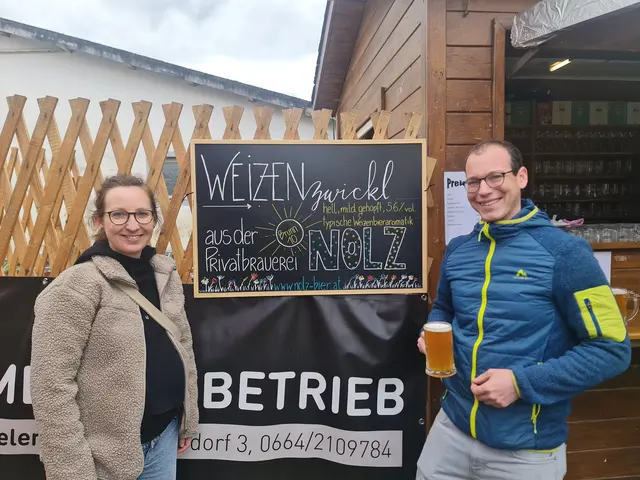 Madeleine Steindl und Lukas Nolz präsentierten ihr regional produziertes Bier aus Brunn | Foto: Cornelia Strobl