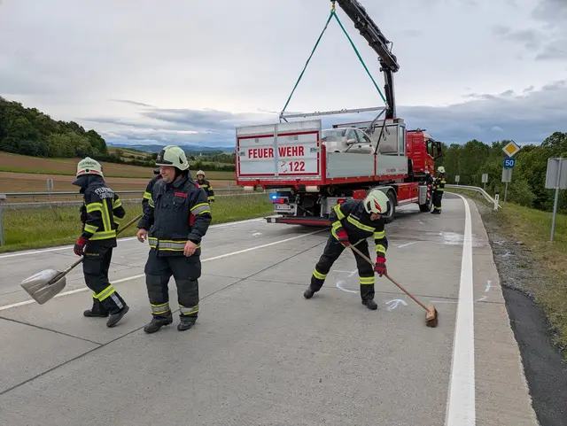 Nach den Fahrzeugbergungen wurde die Straße gesäubert. | Foto: Stadtfeuerwehr Oberwart