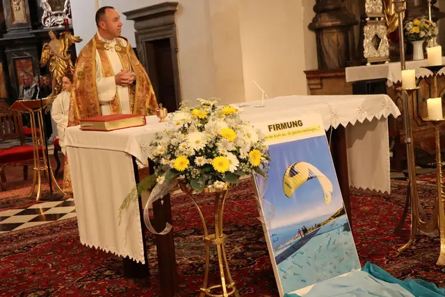 Im Mittelpunkt: Das Loslassen signalisierende Foto am Altar | Foto: Gerhard Langmann
