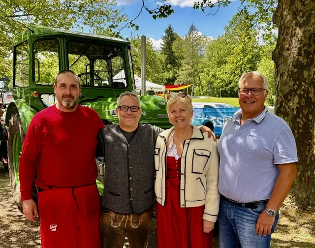 Obmann-Stellvertreter vom Traktorverein Seebenstein Michael Pawlowitsch, Obmann  Nikolaus Bauer, Bürgermeisterin Marion Wedl und Vizebürgermeister Günter Haller (v.l) | Foto: Gemeinde Seebenstein 