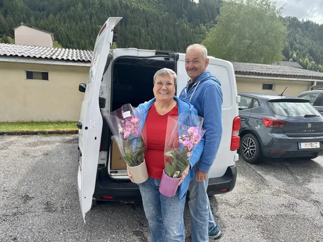Sybille und Alfred Reichl beim Ausliefern der Bestellungen. 