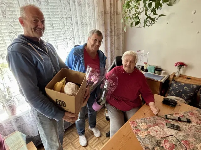 Gerburg Payer, Sybille und Alfred Reichl mit dem Eingekauften.