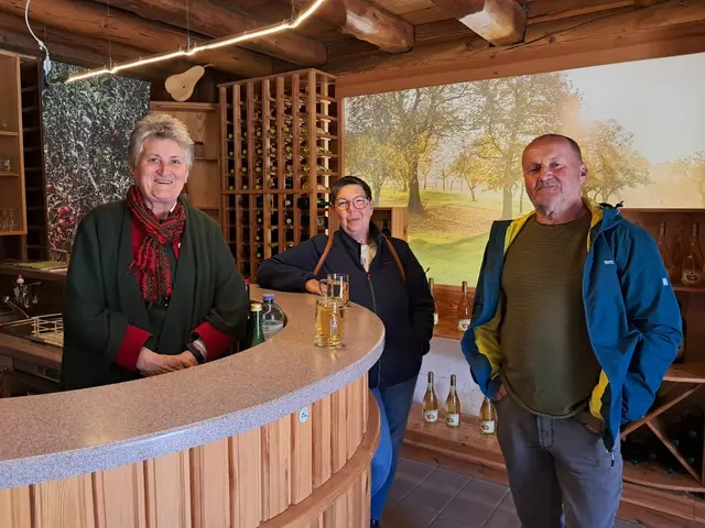 Gerti Meissl (hilft im Museumsdorf mit), Beatrix Krampert und Christian Krampert.
 | Foto: Binder