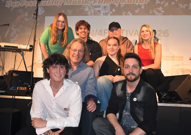 Das engagierte Team: Bastian Stavek, Kanya-Elena Maierhofer, Herbert Marko, Moritz Seltenhammer, Nico Koch, Viktoria Weiß, Alfred Asperger mit Kulturstadträtin Claudia Pfeffer