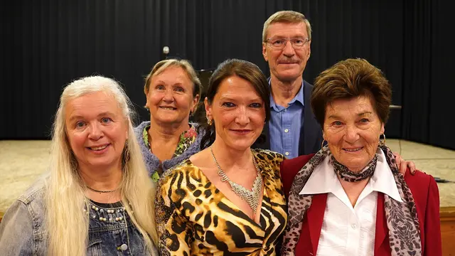 Lisa Viky mit einigen der Gäste. | Foto: Franz Fichtinger