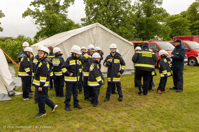 Nach dem gemeinsamen Mittagessen treffen sie die einzelnen Bewerbsgruppen am Sportplatz. | Foto: cine-motion.at / R. Ivanek