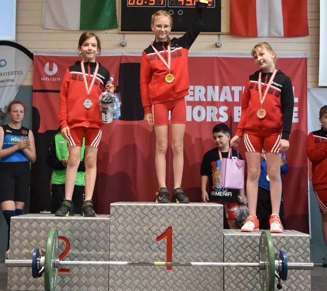 Anna Windhager, Julia Windhager und Lisa Emminger (alle Lochen) von links bei der Siegerehrung des Juniors Battle 2025.

Foto: Conny Högg 